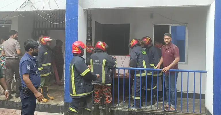 মানিকগঞ্জ সদর থানার আগুন নেভাতে কাজ করেছে ফায়ার সার্ভিস